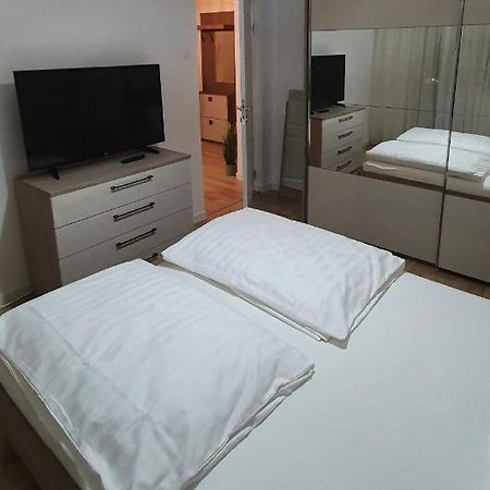 Rebecca Sweet Apartment Oradea Buitenkant foto