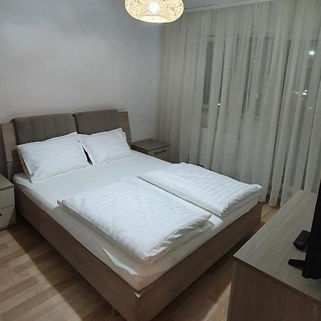 Rebecca Sweet Apartment Oradea Buitenkant foto