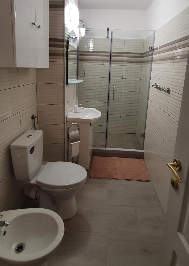 Rebecca Sweet Apartment Oradea Buitenkant foto
