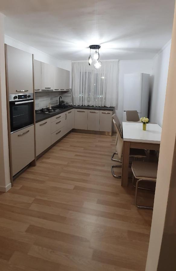 Rebecca Sweet Apartment Oradea Buitenkant foto