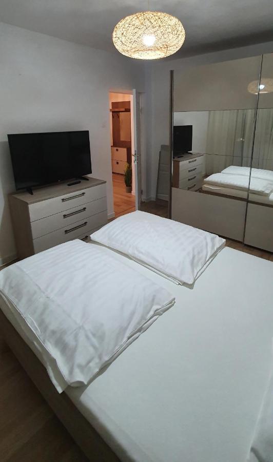 Rebecca Sweet Apartment Oradea Buitenkant foto